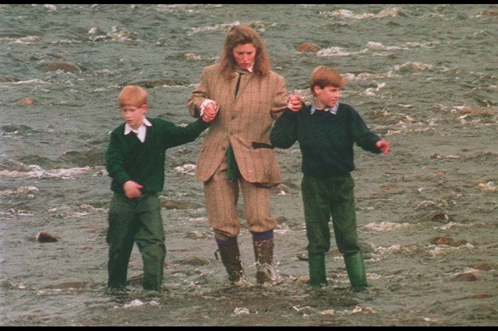 Harry y Guillermo, cuando eran niños de la mano de su niñera en Balmoral 