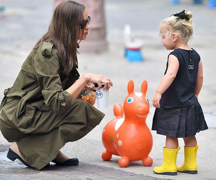 Irina Shayk sigue volcada en su hija, mientras todos se preguntan... ¿dónde está Bradley Cooper?