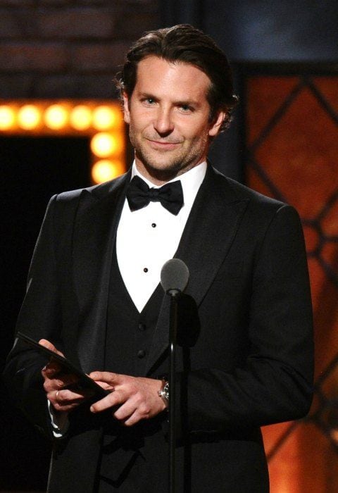 Bradley Cooper vuelve a apostar por el tuxedo en una entrega de premios.
