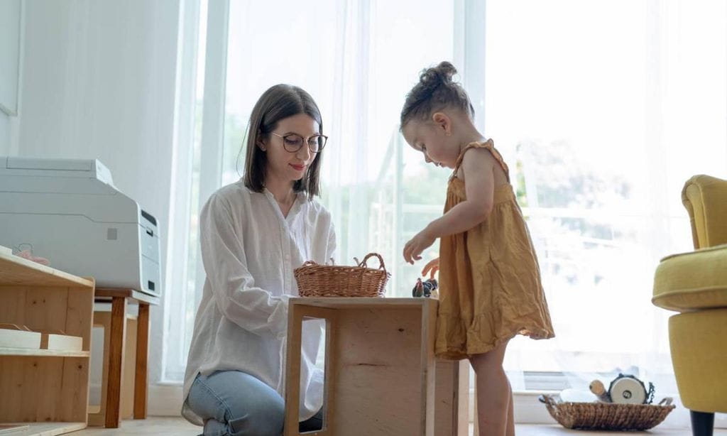 mam jugando con su hija en casa