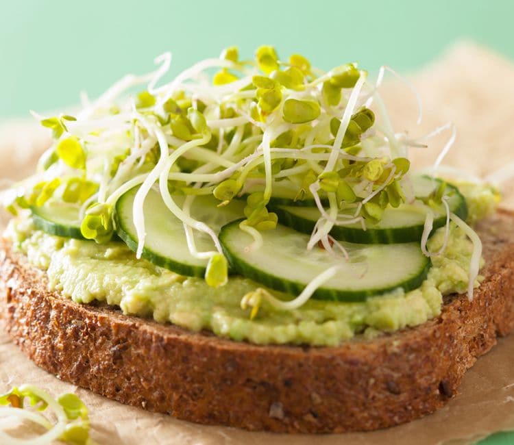 Tostada integral con aguacate, pepino y germinados