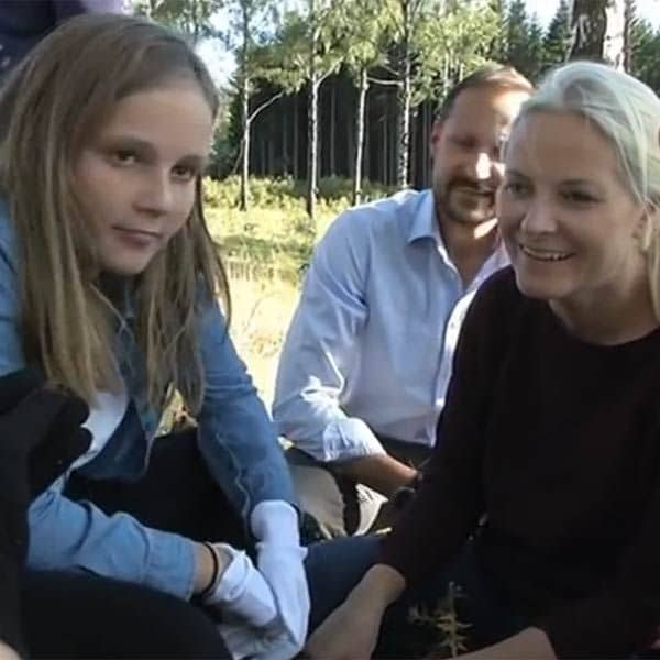 La princesa Ingrid Alexandra, acompañada por sus padres, se mostró muy atenta viendo cómo un experto medía y pesaba a los murciélagos
