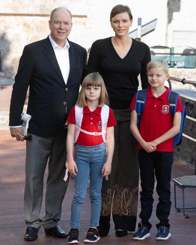 Alberto y Charlene de Mónaco con sus hijos