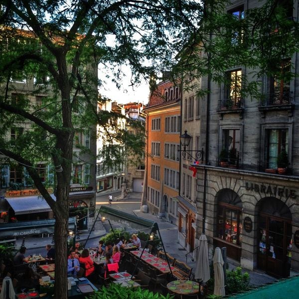 Las calles con encanto de la parte antigua con sus terrazas preparadas para llenarse de gente incluso en invierno
