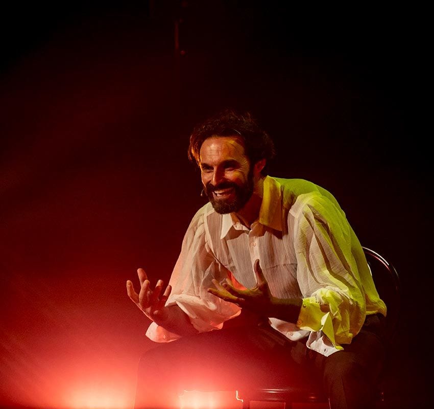 Gala de entrega de premios 2023 de la Academia del Perfume en los Teatros del Canal de Madrid: el actor Iván Sánchez ejerciendo de maestro de ceremonias