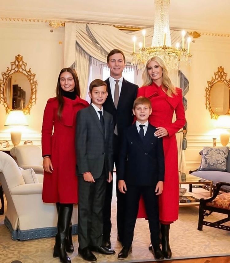 Ivanka Trump y Jared Kushner con sus hijos