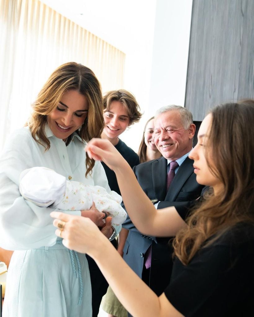 Reyes Abdalá y Rania de Jordania, princesa Imán, princesa Salma y príncipe Hashem con la bebé