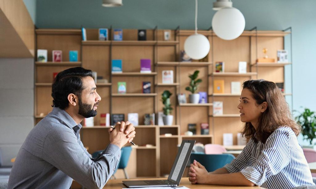 trabajadora hablando con su jefe