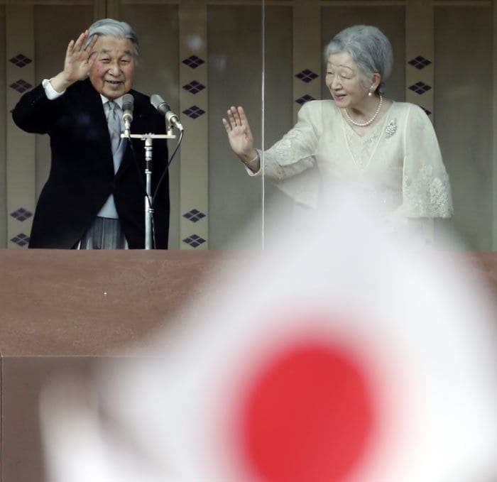 Todos querían acompañar a Akihito de Japón en su día, así que multitudes ingentes abarrotabanel Palacio Imperial, batiendo récords históricos
