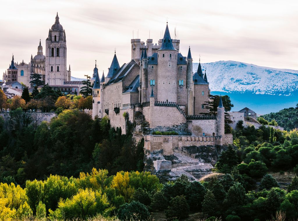 Alcázar de Segovia con la sierra nevada al fondo