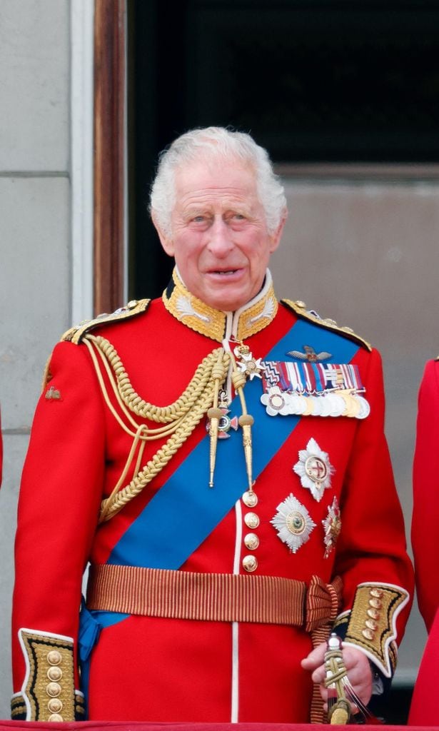 El príncipe William con su padre Carlos y su hija Charlotte