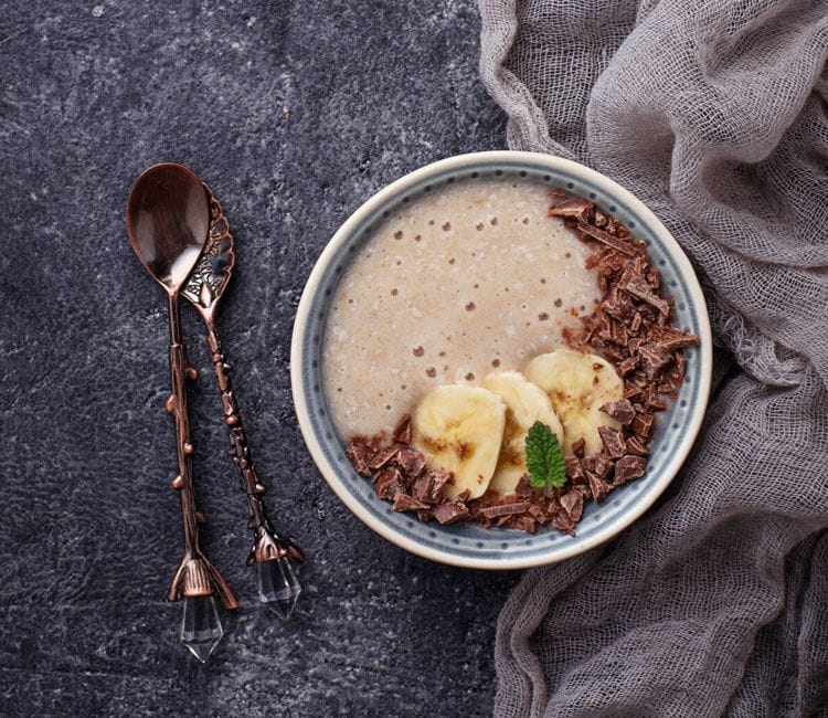 'Smoothie bowl' de plátano, chocolate y algarroba