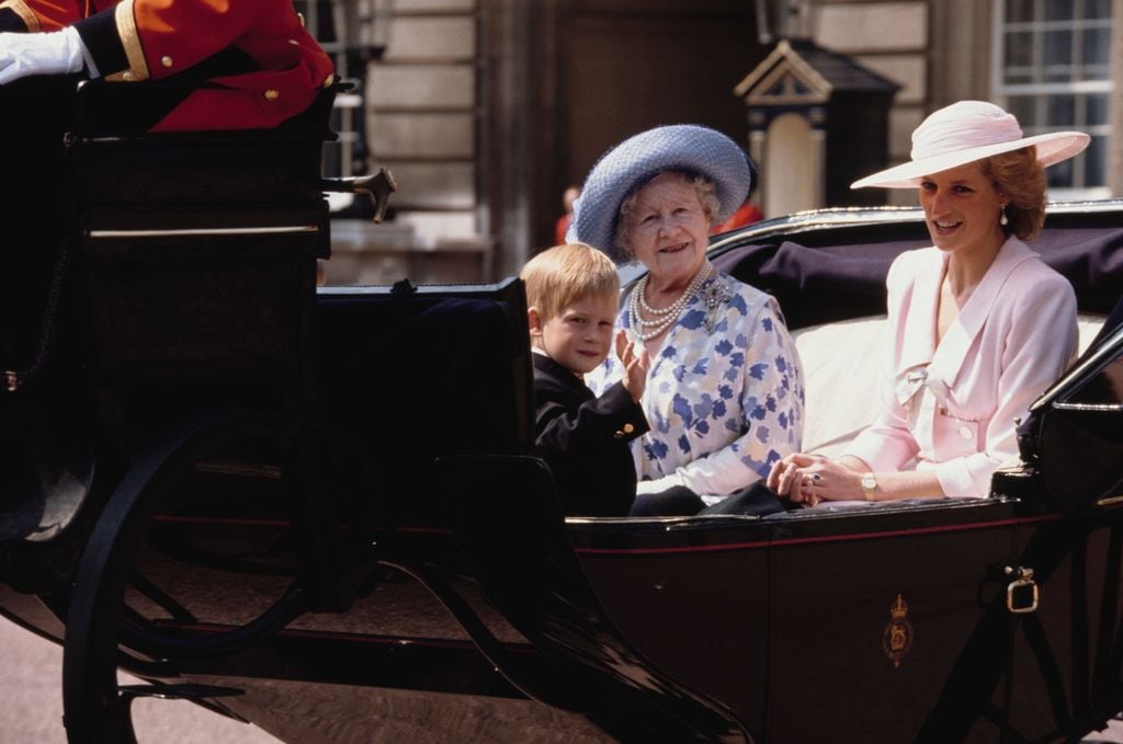 El príncipe Harry junto a Diana de Gales y la Reina Madre