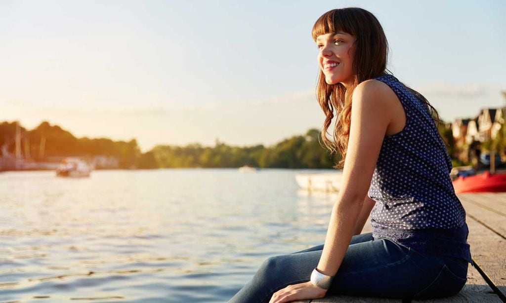 Mujer feliz en el puerto