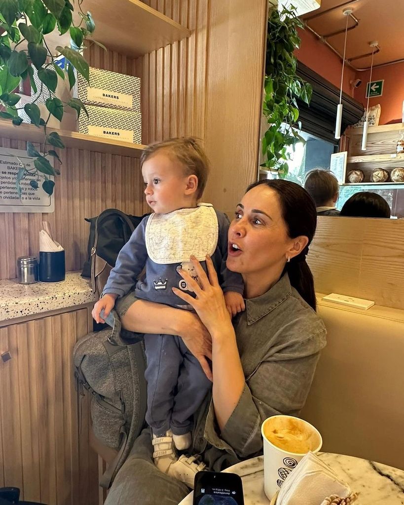 Con un año tres meses, José María ya comienza a dar sus primeros paseos de la mano de su abuelita