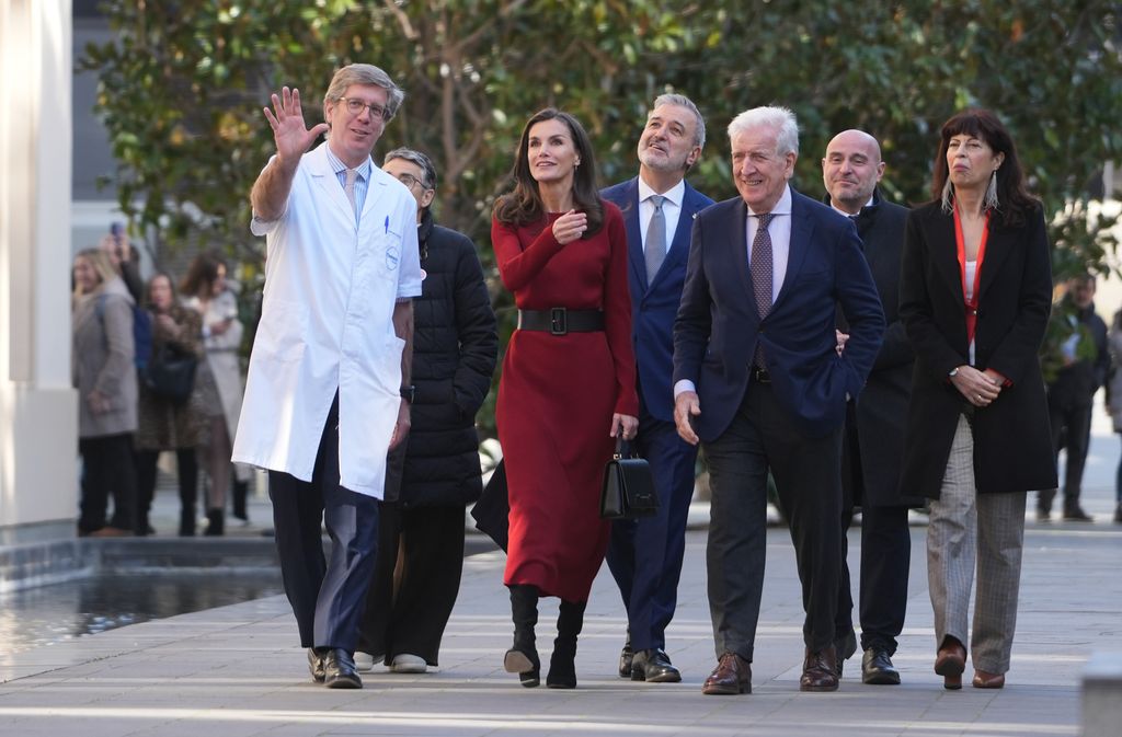 La reina Letizia estrena un vestido de punto rojo con cinturón en Barcelona