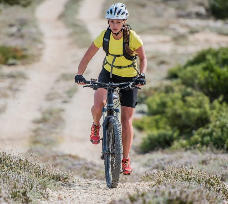 Mujer practicando ciclismo de montaña