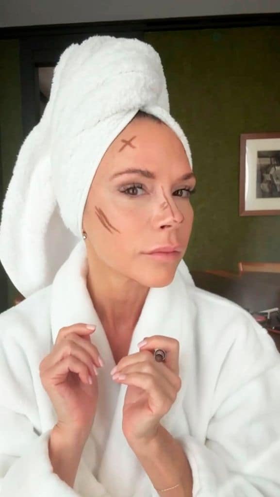 Victoria Beckham maquillándose