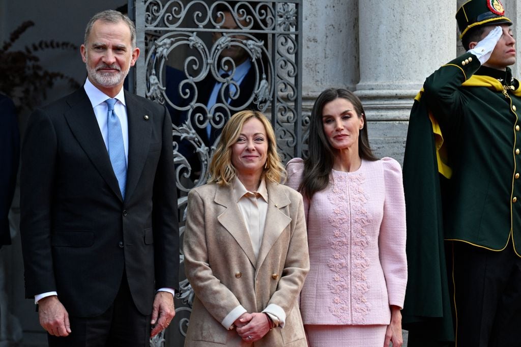 Los reyes Felipe y Letizia con Giorgia Meloni