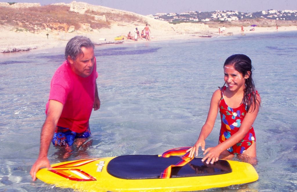 Jimmy Giménez-Arnau y su hija. 1988. Cala Galdeana (Islas Baleares)