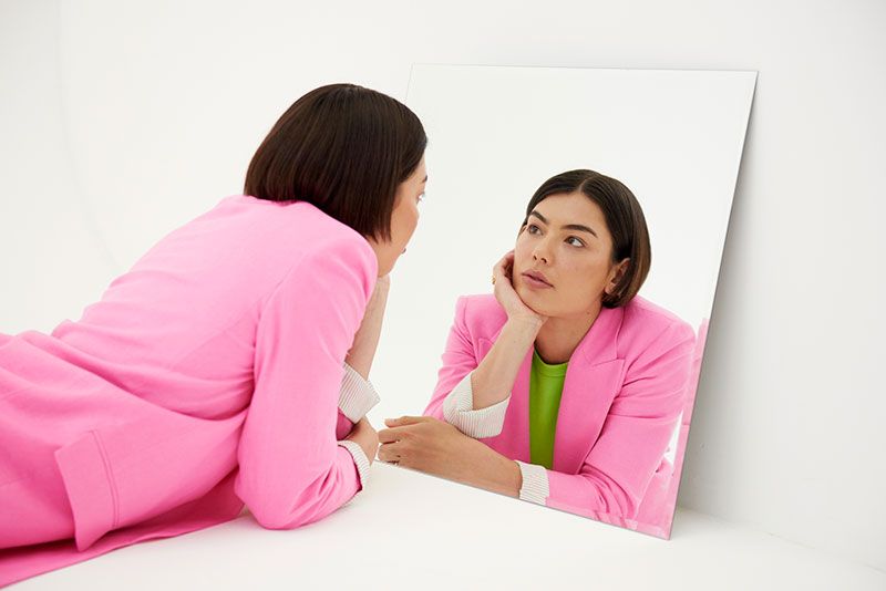 mujer mirandose espejo personalidad