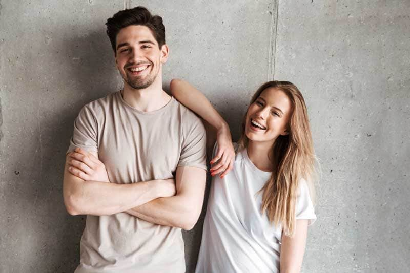 pareja sonrisa