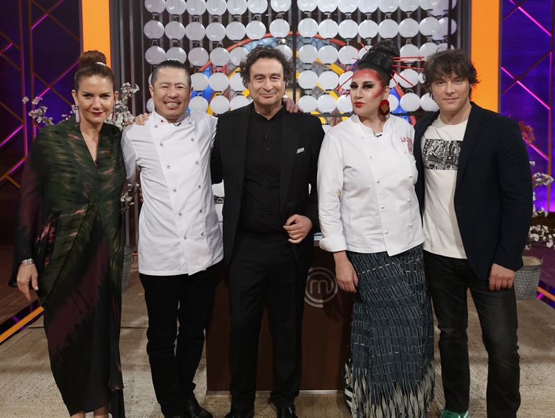 Los jueces de MasterChef con la Terremoto de Alcorcón y el chef Hideki Matsuhisa