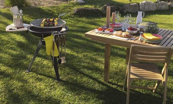 Si hay un elemento que no puede faltar en cualquier fiesta al aire libre es una barbacoa. Hay pocas fiestas al aire libre que renuncien al placer de encender (aunque, en ocasiones, sea metafóricamente) el fuego. Ambiente de Habitat (habitat.net).
