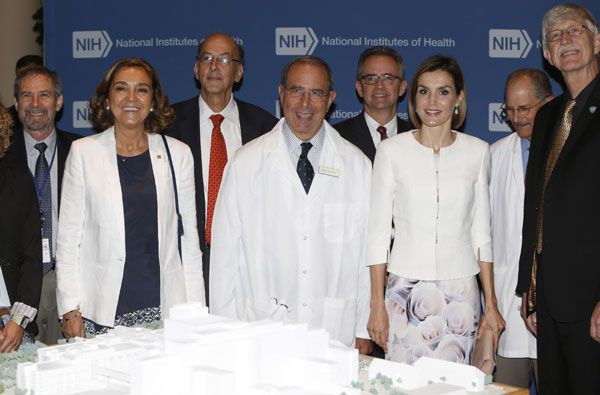 La Reina junto a los miembros del equipo de investigación que la guió en su visita de esta mañana a un laboratorio de investigación contra el cáncer
