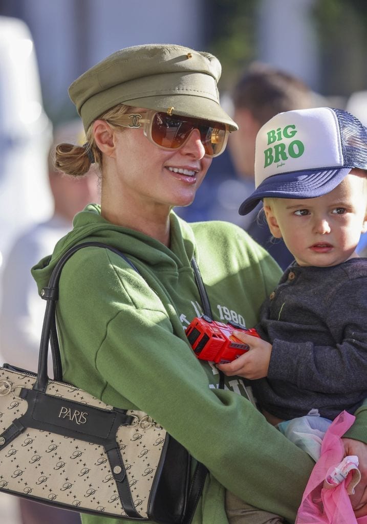 Photo © 2025 Backgrid/The Grosby Group

EXCLUSIVE Los Angeles, CA. January 20, 2025.
Paris Hilton was spotted out and about for the first time since the Palisades fire. Paris was shopping at children's store Flicka at the Beverly Glen mall, where she picked out an adorable firefighter costume for her son and a colorful outfit for her daughter. The star shares her two-year-old daughter and one-year-old daughter London with husband Carter Reum , whom she married in 2021. The star, who lost her home in the Palisades fires, spoke out. "I'm heartbroken for everyone who has lost everything. The families, the kids, the animals... it's been heartbreaking to see what's happened to California," Paris told TMZ.
***
Paris Hilton fue vista por primera vez desde el incendio de Palisades. Paris estaba de compras en la tienda infantil Flicka, en el centro comercial Beverly Glen, donde eligió un adorable disfraz de bombero para su hijo y un colorido atuendo para su hija. La estrella comparte a su hija de dos años y a su hija London, de un año, con su esposo Carter Reum , con quien se casó en 2021. La estrella, que perdió su casa en los incendios de Palisades, hablo al respecto. "Estoy destrozada por todos los que lo han perdido todo. Las familias, los niños, los animales... ha sido desgarrador ver lo que le ha pasado a California", dijo Paris a TMZ.