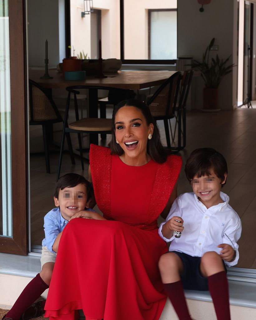 Rocio Osorno, junto a sus dos hijos, Jacobo y Luis