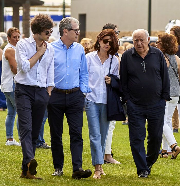 Pablo Isla, con su mujer y su hijo y Amancio Ortega