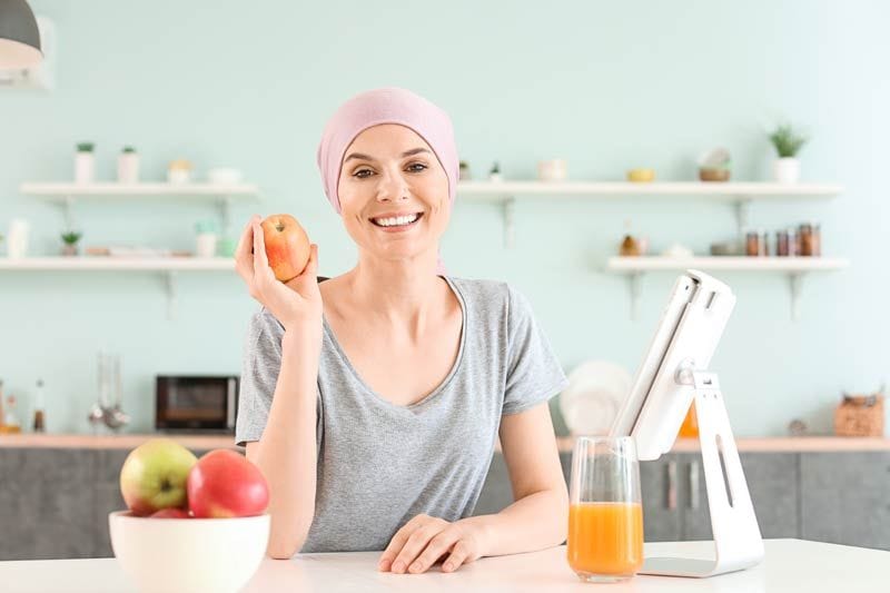 mujer cancer manzana