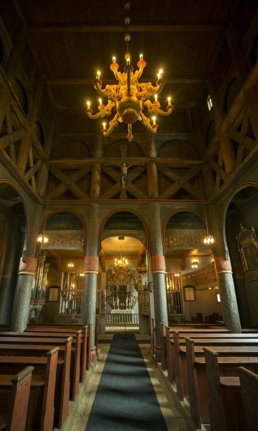 Interior de la iglesia de madera de Ringebu.