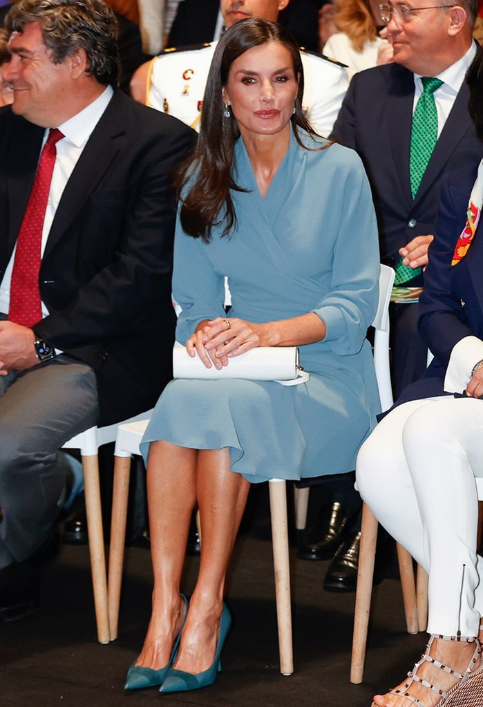 Reina Letizia vestido azul Adolfo Domínguez