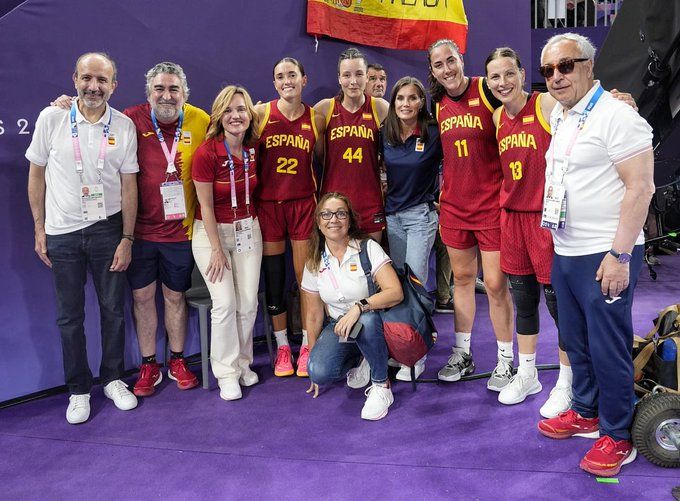 La Reina, junto a Vega Gimeno, Sandra Ygueravide, Gracia Alonso de Armiño y Juana Camilión tras su victoria ante Canadá en el partido de la ronda de grupos de los Juegos Olímpicos