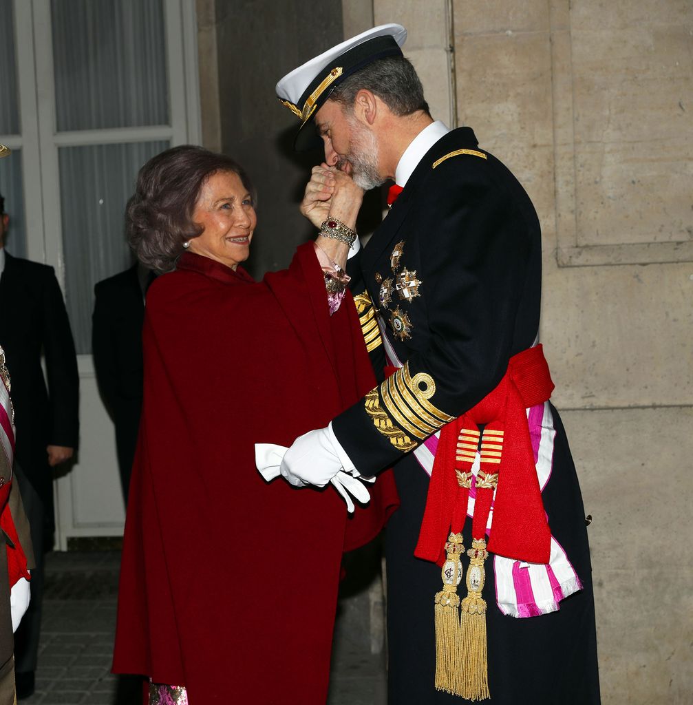 Felipe VI besando en la mano a la reina Sofía durante el desfile de la Pascua Militar en enero de 2018