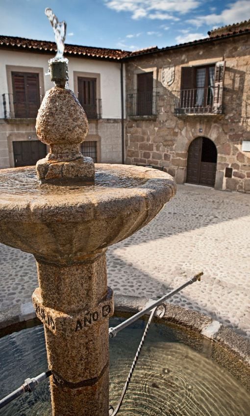 plaza del pueblo de san martin de trevejo caceres