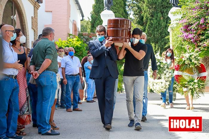 Jesulín de Ubrique y Víctor Janeiro en el entierro de su padre