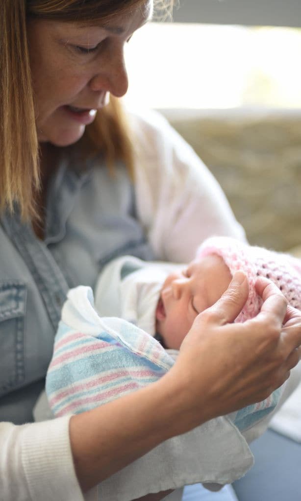 Bebé recién nacido en el hospital con su mamá