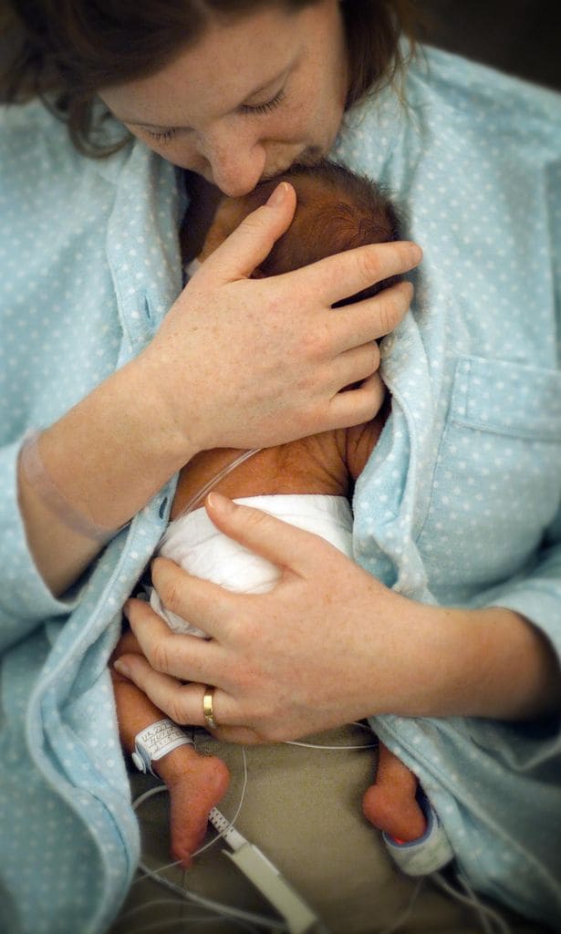 Cuidado madre canguro con niño prematuro