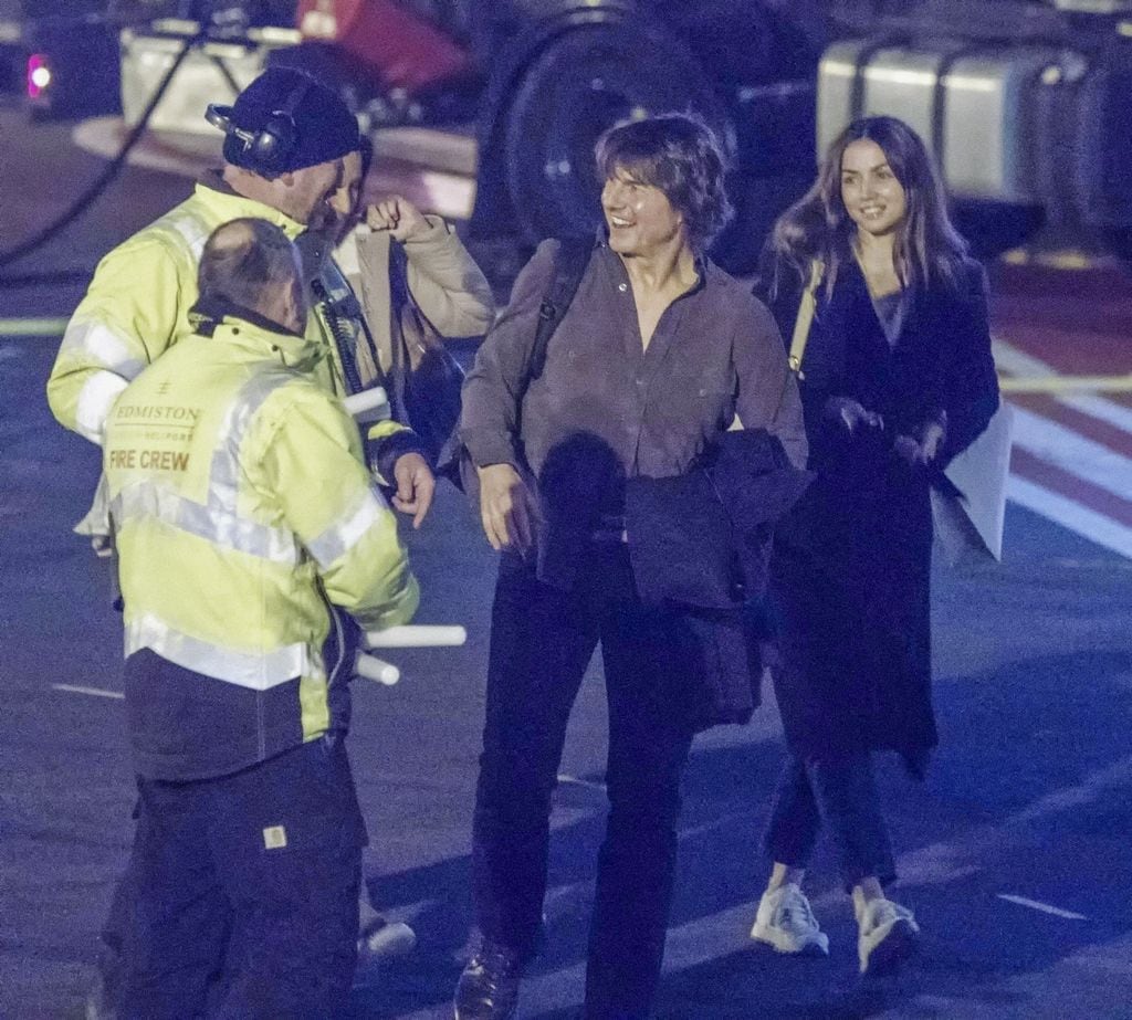 Tom Cruise was very friendly and smiling with all the heliport staff while Ana de Armas was also waiting for a smile to the nearby people 