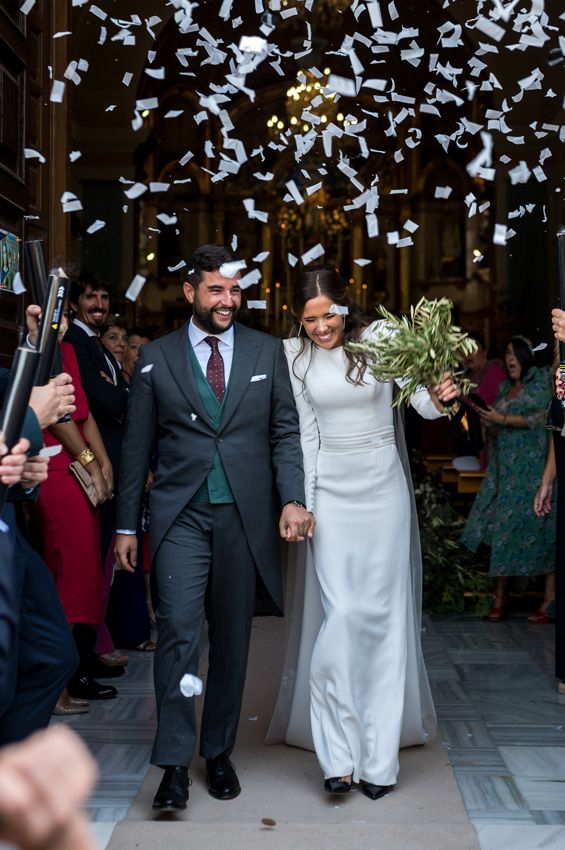 novios a la salida de la iglesia