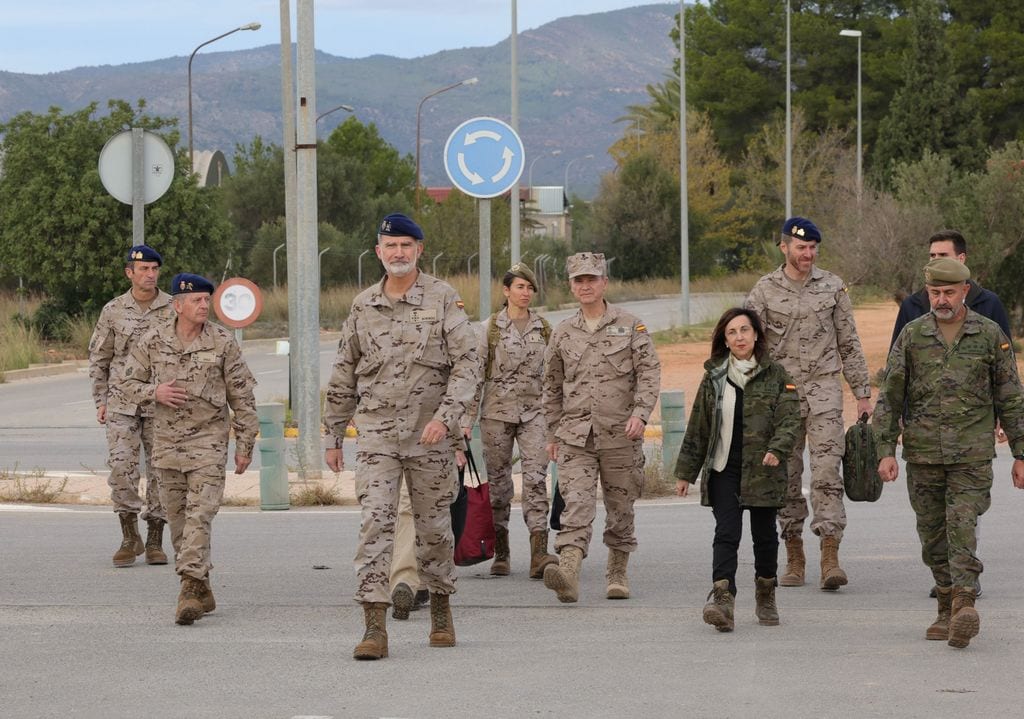 El Rey visita la Base Militar “Jaime I” en Bétera (Valencia), donde se encuentran las distintas unidades del Ejército que están ayudando a los afectados por la DANA.