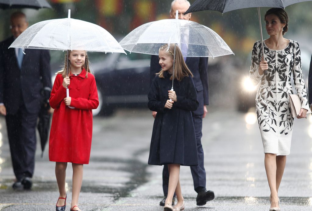 La reina Letizia con la princesa Leonor y la infanta Sofía el 12 de octubre de 2016