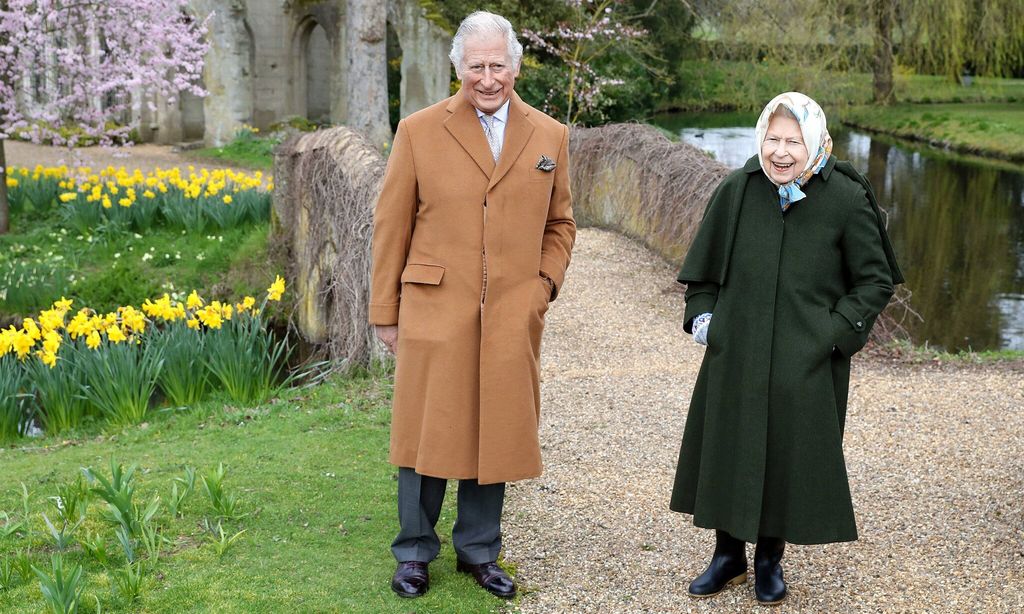 Hola 4002 Reina Isabel de Inglaterra y el príncipe Carlos