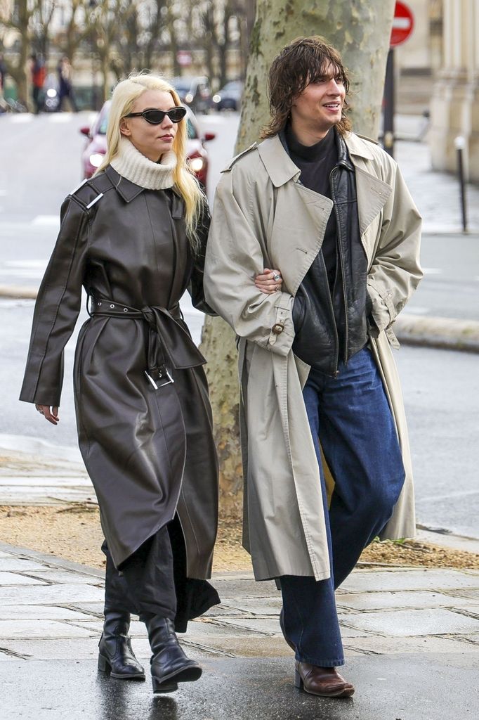  Anya Taylor-Joy y Malcolm McRae in Paris paseando en París