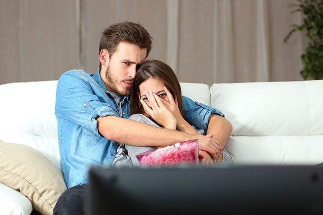 Pareja viendo película de miedo