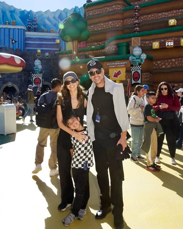 Jessica Alba y Cash Warren con su hijo Hayes, en Universal Studios