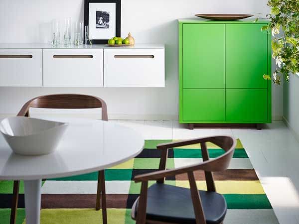 El verde aporta equilibrio y vitalidad y saca lo mejor de sí con la madera oscura y el color blanco. De Ikea (ikea.com).
